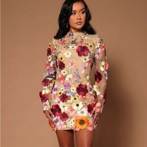 Still in the package! Size small, backless, amazing floral dress. 💕